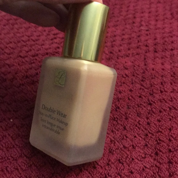 Sand. Estée Lauder Foundation - Picture 2 of 5
